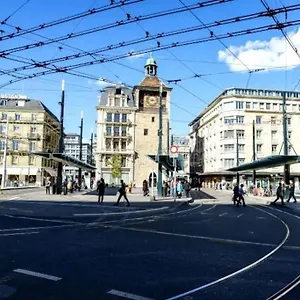 Celui Qui Est Au Centre Geneva